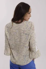 Blusa estampada celeste y azul con cuello en V y mangas 3/4.