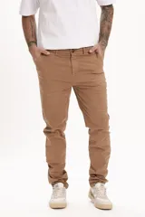 Pantalón chino color marrón claro, de corte recto y tiro medio.