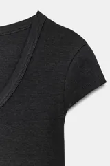 Camiseta de algodón con cuello redondo amplio y mangas cortas, de corte regular y largo estándar.