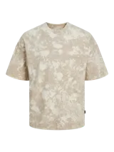 Camiseta de manga corta y cuello redondo, con fit oversize. Presenta un estampado tipo tie-dye o acid wash en tonos beige y crema.