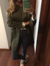 Blazer color camel, de corte recto y largo a la cadera, confeccionado en tela símil gamuza.