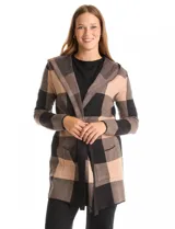 Cardigan abierto con capucha, confeccionado en tejido de punto con diseño a cuadros. Presenta mangas largas, bolsillos frontales aplicados y un lazo de ajuste en la cintura que permite entallar la prenda.