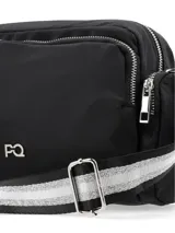 Bandolera de nylon color negro, con múltiples bolsillos con cierre, herrajes plateados y correa ajustable estampada en blanco y negro.