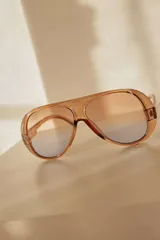 Lentes de sol con marco envolvente de estilo deportivo y moderno, con cristales oscuros y protección UV400.