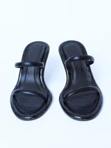 Sandalias negras de cuero con dos tiras finas y tacón de aguja.