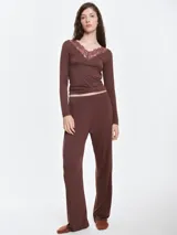 Pantalón de dormir de corte recto y calce relajado, confeccionado en viscosa con elastano de tacto suave. Presenta cintura elastizada para mayor comodidad y fluidez en la caída.