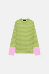 Jersey de punto fino con cuello redondo y manga larga, diseño a rayas horizontales en tonos verdes con puños en contraste de color rosado.