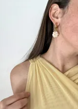 Aros dorados tipo argolla de acero inoxidable con dije colgante de perlas de río.