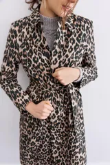 Abrigo tipo trench largo con estampado de leopardo, solapas y lazo de ajuste en la cintura.