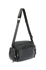 Bandolera negra con correa ajustable, bolsillo en la parte delantera y a los costados.