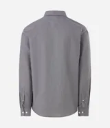 Camisa de corte regular para hombre, en color celeste con finas rayas verticales blancas. Cuenta con cuello camisero tradicional, mangas largas con puños abotonados y cierre frontal con botones.