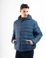 Campera de nylon capitoneada color azul marino, con capucha y cierre frontal.