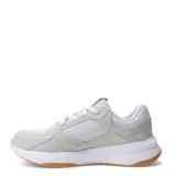 Championes Under Armour modelo Edge Suede, color gris claro con detalles en blanco y suela de goma color caramelo. Presentan una combinación de malla y gamuza en el exterior, con el logo de la marca en el lateral.