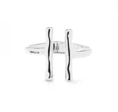 Pulsera rígida de metal plateado marca Uno de 50, con dos barras verticales en los extremos.