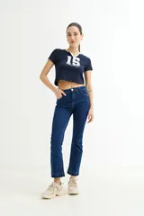 Remera crop top azul marino de manga corta, con cuello en V y ribete blanco. Estampado frontal con el número "15" y la palabra "Brooklyn" en blanco.