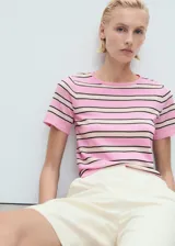 Jersey de punto fino con diseño recto y cuello redondo, de manga corta, con patrón de rayas horizontales en contraste en tonos rosado, beige y negro.