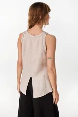 Blusa marrón de lino, sin mangas, con escote redondo y corte evasé. Presenta una costura vertical central en el frente y bajo asimétrico.