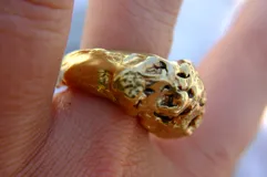 Anillo plateado con diseño irregular inspirado en los corales marinos.