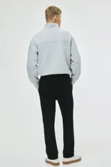 Pantalón deportivo azul marino de felpa de mezcla de algodón, con cintura elástica y cordón ajustable, bolsillos laterales y puños acanalados. Corte regular fit.