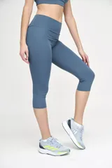 Calza pescadora de tiro alto, color azul petróleo, confeccionada en tejido de poliamida y elastano.