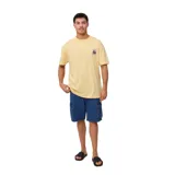 Remera amarilla de manga corta con cuello redondo y logo estampado en el pecho.