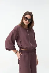 Campera negra corta con cierre frontal y mangas anchas.