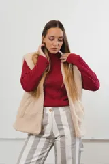 Sweater blanco de tejido de punto trenzado, con cuello alto y mangas largas.