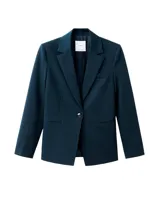 Blazer ajustado color azul marino, con cuello en V, solapas con muesca y cierre frontal de botones. Cuenta con bolsillos delanteros con solapa y bolsillo ribeteado en el pecho, mangas largas con puños abotonados, abertura en la parte trasera del bajo y forro interior.
