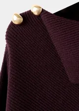 Chaleco de punto de diseño recto con cuello asimétrico y detalle de botones efecto joya en el hombro.