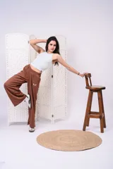 Pantalón jogging de pierna ancha y corte recto color marrón, confeccionado en algodón premium con cintura elastizada y caída amplia.