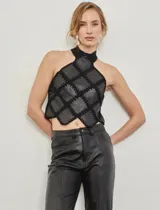 Top halter negro confeccionado con una mezcla de cuero y tejido artesanal, con diseño geométrico de rombos unidos por costuras de crochet y dobladillo en punta.