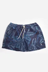 Short de baño con estampado de ondas en tonos azules y beige, cintura elástica con cordón ajustable, bolsillos laterales y suspensor interno.