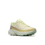 Championes de trail running Merrell Agility Peak 5 para mujer, color beige y amarillo con suela verde. Cuentan con tecnología Vibram MegaGrip para un agarre superior en superficies secas y mojadas.