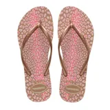 Sandalias tipo ojotas Havaianas modelo Slim Animals, con estampado de animal print en tonos rosados y marrones. Presentan tiras finas en color dorado con acabado metalizado.