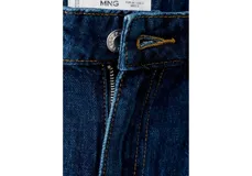 Pantalón de jean azul oscuro con corte recto y tiro alto, confeccionado en denim de algodón con cierre frontal y bolsillos laterales.