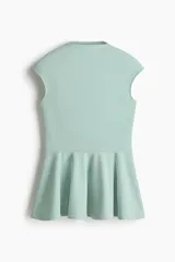 Top entallado de punto roma color verde menta, con diseño sin mangas de hombros cubiertos, cuello alto y corte peplum con vuelo en la parte inferior.