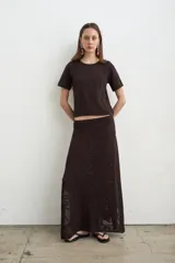 Remera de tejido de punto color celeste, de manga corta, con diseño calado en el frente.
