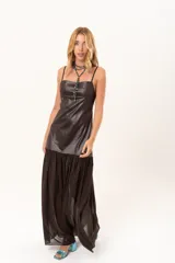 Vestido largo de escote cuadrado y tirantes finos. Presenta un diseño de dos texturas: cuerpo superior en tela engomada estructurada y falda inferior en gasa con sutil transparencia.