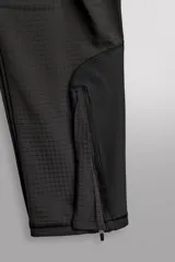 Pantalón de entrenamiento slim fit Zara Athleticz color negro, confeccionado en tejido técnico ligero y elástico con estructura combinada a contraste. Cuenta con cintura elástica ajustable con cordón, bolsillos frontales y trasero con cierre de cremallera, y bajo ajustable con cremallera en los laterales.