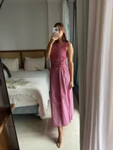Vestido midi sin mangas de color azul con estampado a cuadros vichy. Presenta la parte superior completamente elastizada y ajustada con efecto fruncido, y falda amplia y suelta.