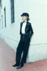 Pantalón cargo color caqui, de corte amplio y tiro alto, con pinzas en la cintura, bolsillos laterales tipo cargo y bolsillos traseros.