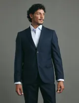 Traje de corte slim fit compuesto por saco de dos botones y pantalón de vestir a juego. Presenta una silueta entallada y moderna.