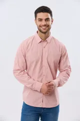 Camisa celeste de manga larga confeccionada en algodón, con cuello camisero, cierre frontal de botones, bolsillo en el pecho y diseño de cuadros sutiles.