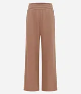 Pantalón deportivo de corte recto y tiro alto, confeccionado en tejido de algodón y poliéster con acabado suave. Presenta cintura elástica con frunces y diseño de pierna amplia.