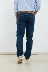 Pantalón de jean de corte skinny, color azul.