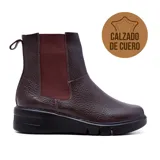 Bota corta de cuero color marrón, con elásticos laterales y suela de plataforma negra.