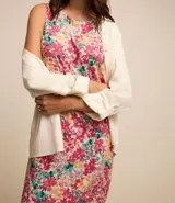 Vestido corto sin mangas confeccionado en viscosa con cuello redondo y flores estampadas en estilo liberty.