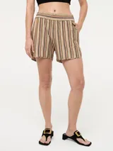 Short a rayas verticales en tonos beige, naranja y negro, con cintura elastizada.