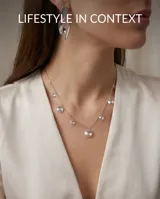 Collar de plata con cadena fina y once dijes colgantes redondos de cristal facetado con efecto tornasolado aurora boreal.