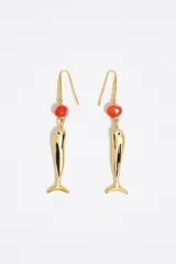 Par de aros colgantes dorados con forma de pez y cuentas rojas.